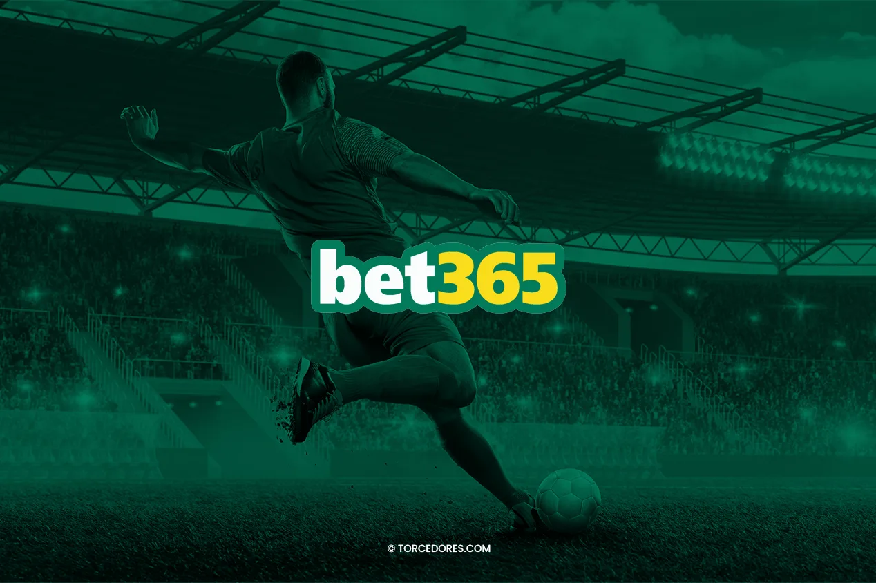 imagem ilustrada com logo da bet365 e jogadores de futebol ao fundo em tons verdes