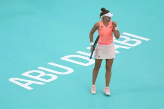 Bia Haddad em partida no torneio Abu Dhabi