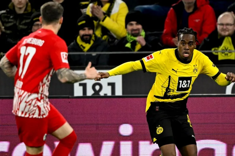 Borussia Dortmund goleia Freiburg na Bundesliga e se mantém no G-4