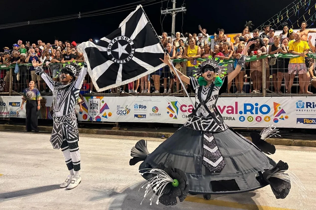 Botafogo ‘vence’ Flamengo e terá escola de samba na Sapucaí em 2025; entenda