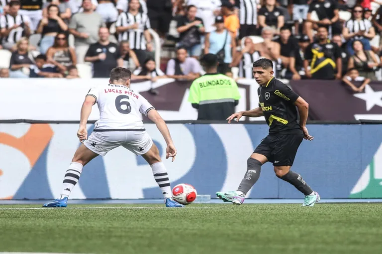 Vasco vence de virada, ultrapassa Botafogo e tira rival do G4 do Cariocão 