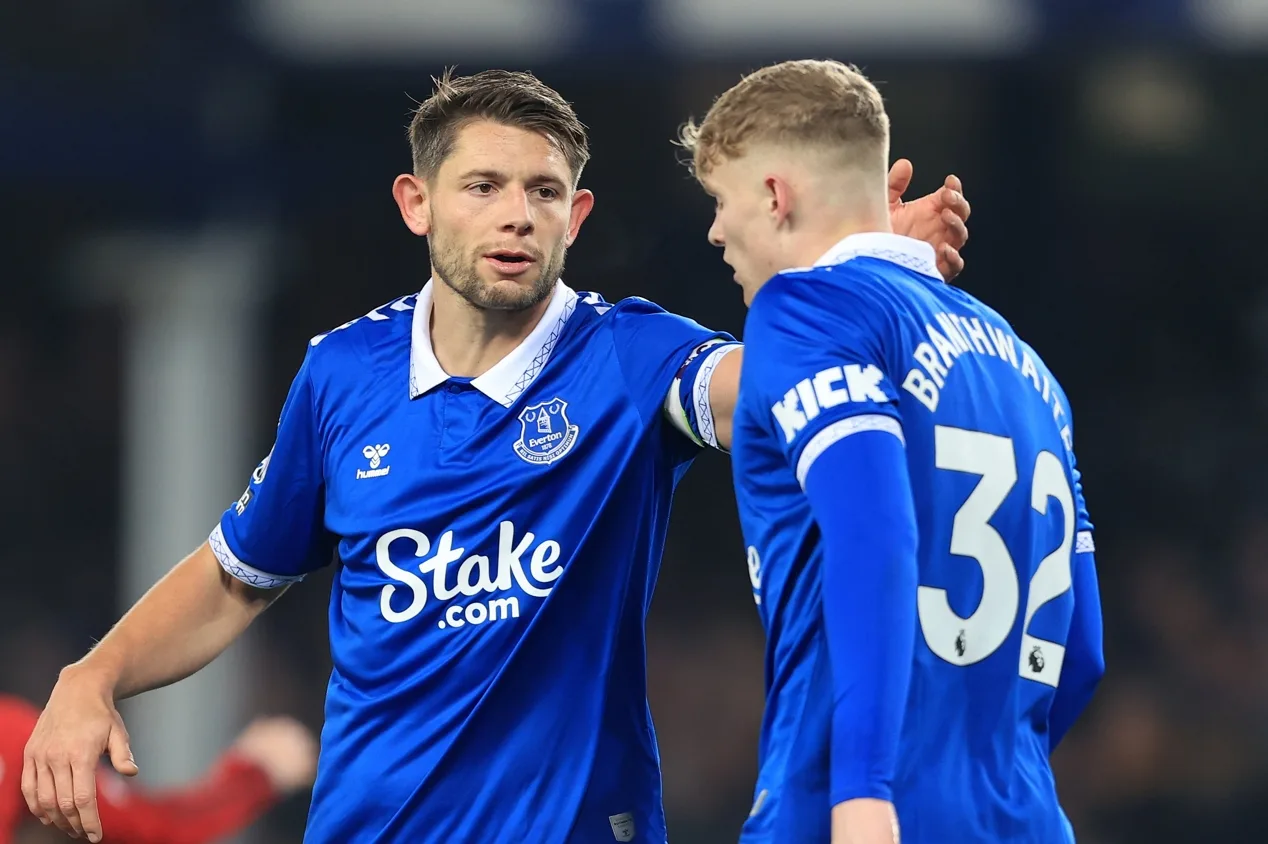 Manchester United e Tottenham tentam contratação de zagueiro do Everton