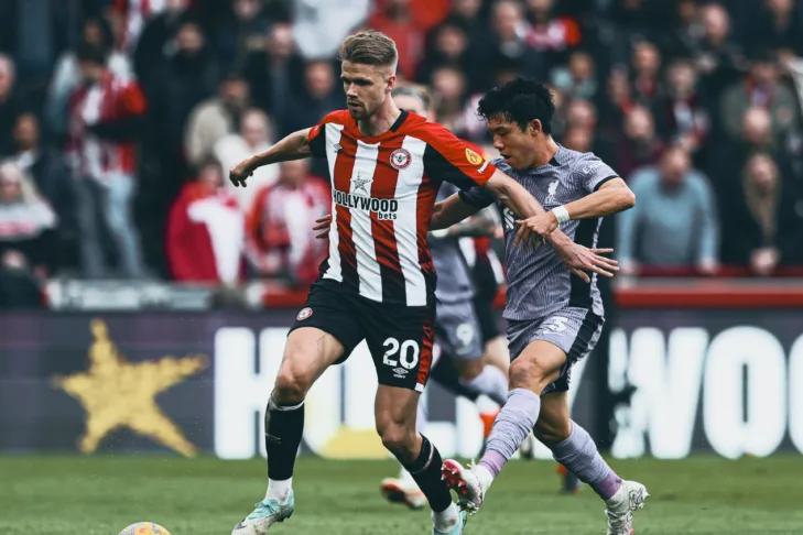 Liverpool goleia Brentford fora de casa e se mantém no topo da Premier League Liverpool goleia Brentford fora de casa e se mantém no topo da Premier League