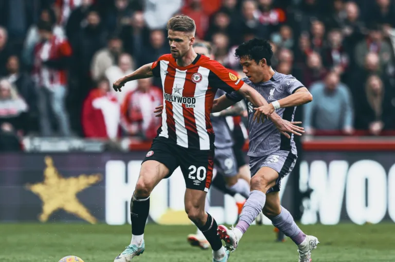 Liverpool goleia Brentford fora de casa e se mantém no topo da Premier League