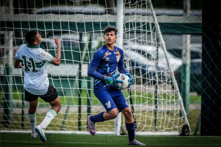 Athletico-PR assina contrato com filho do goleiro Bruno; veja detalhes