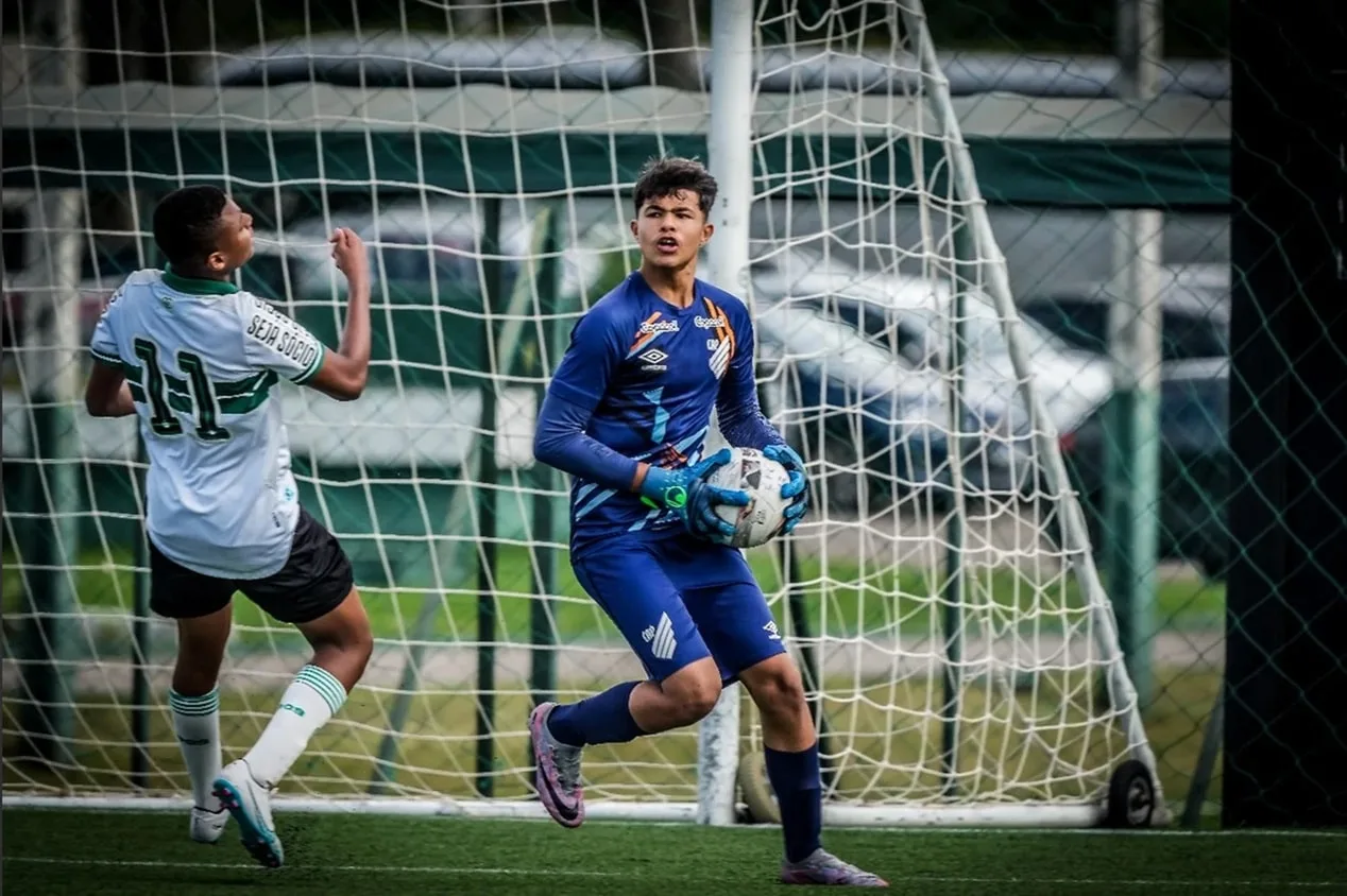 Athletico-PR assina contrato com filho do goleiro Bruno; veja detalhes