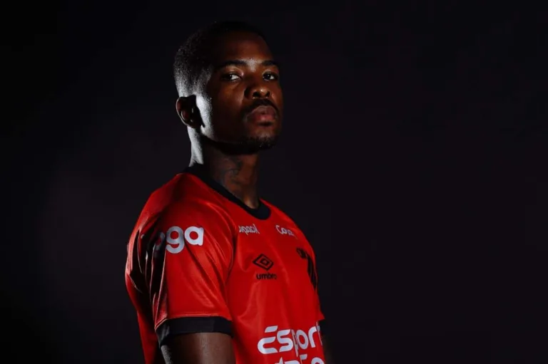 Corinthians supera concorrência e acerta com Cacá, ex-Athletico e Cruzeiro