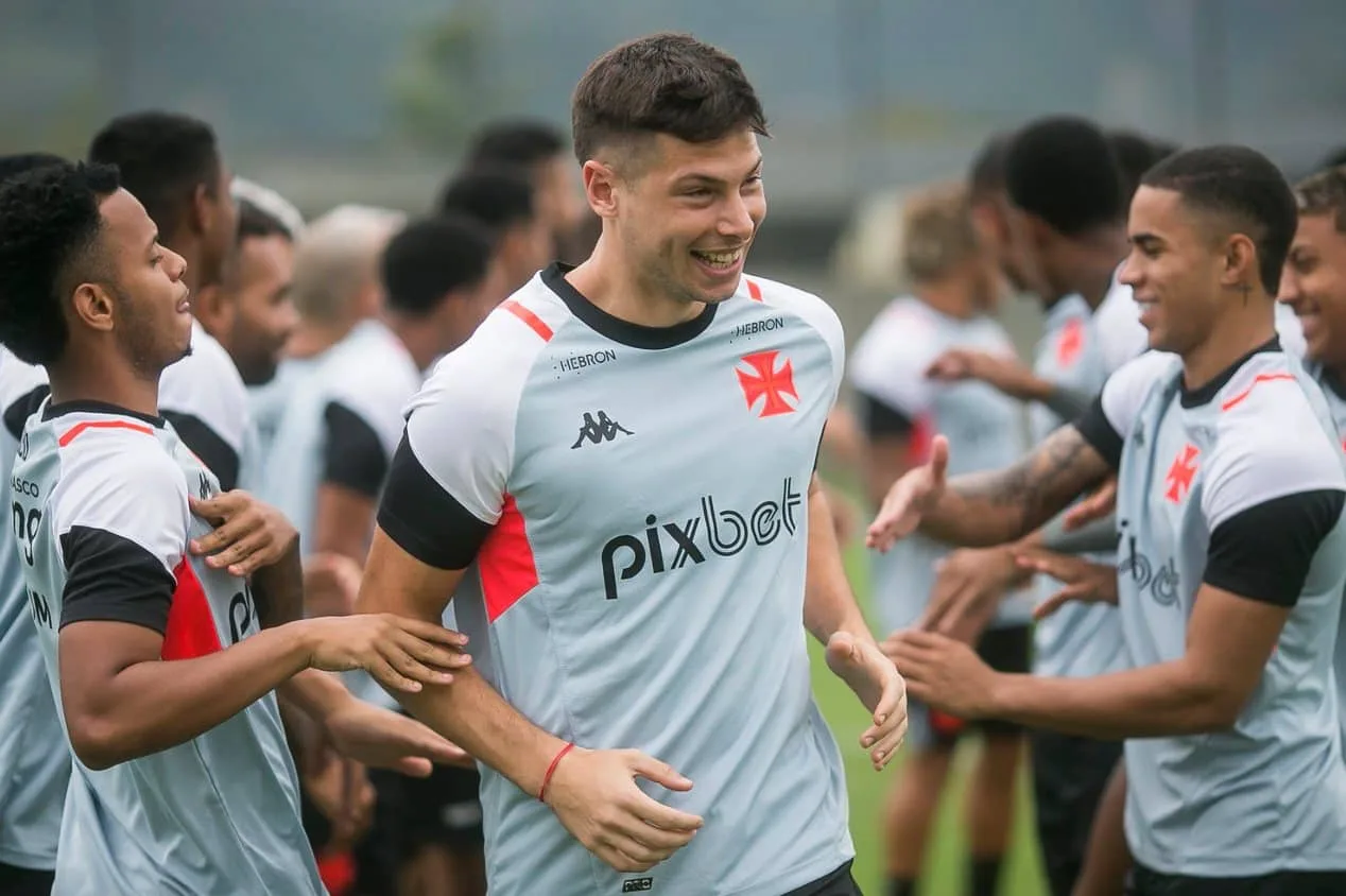 Fora dos planos do Vasco, zagueiro se aproxima de empréstimo ao Olimpia