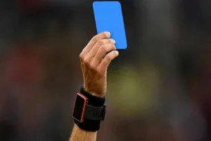Novo cartão no futebol leva torcedores à loucura: “Palhaçada”