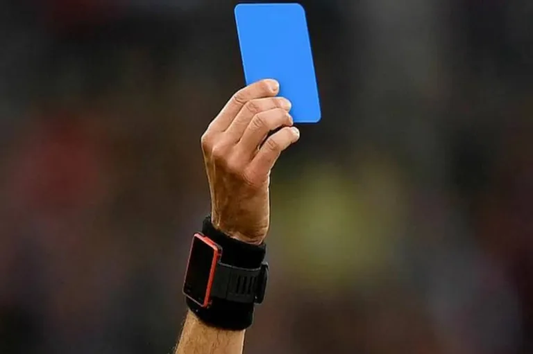Cartão azul será testado e regra do futebol pode mudar radicalmente; entenda
