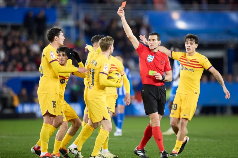 Barcelona vai apresentar recurso contra cartão vermelho dado a Vitor Roque