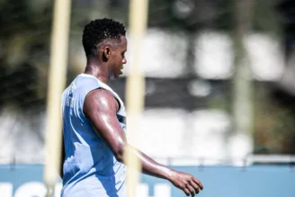 Cazares volta a treinar no Santos