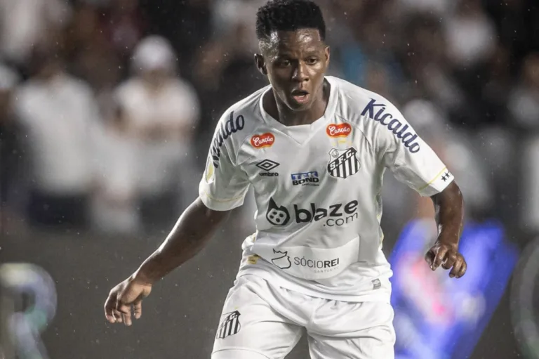 Santos x Corinthians: Cazares sente lesão e é substituído