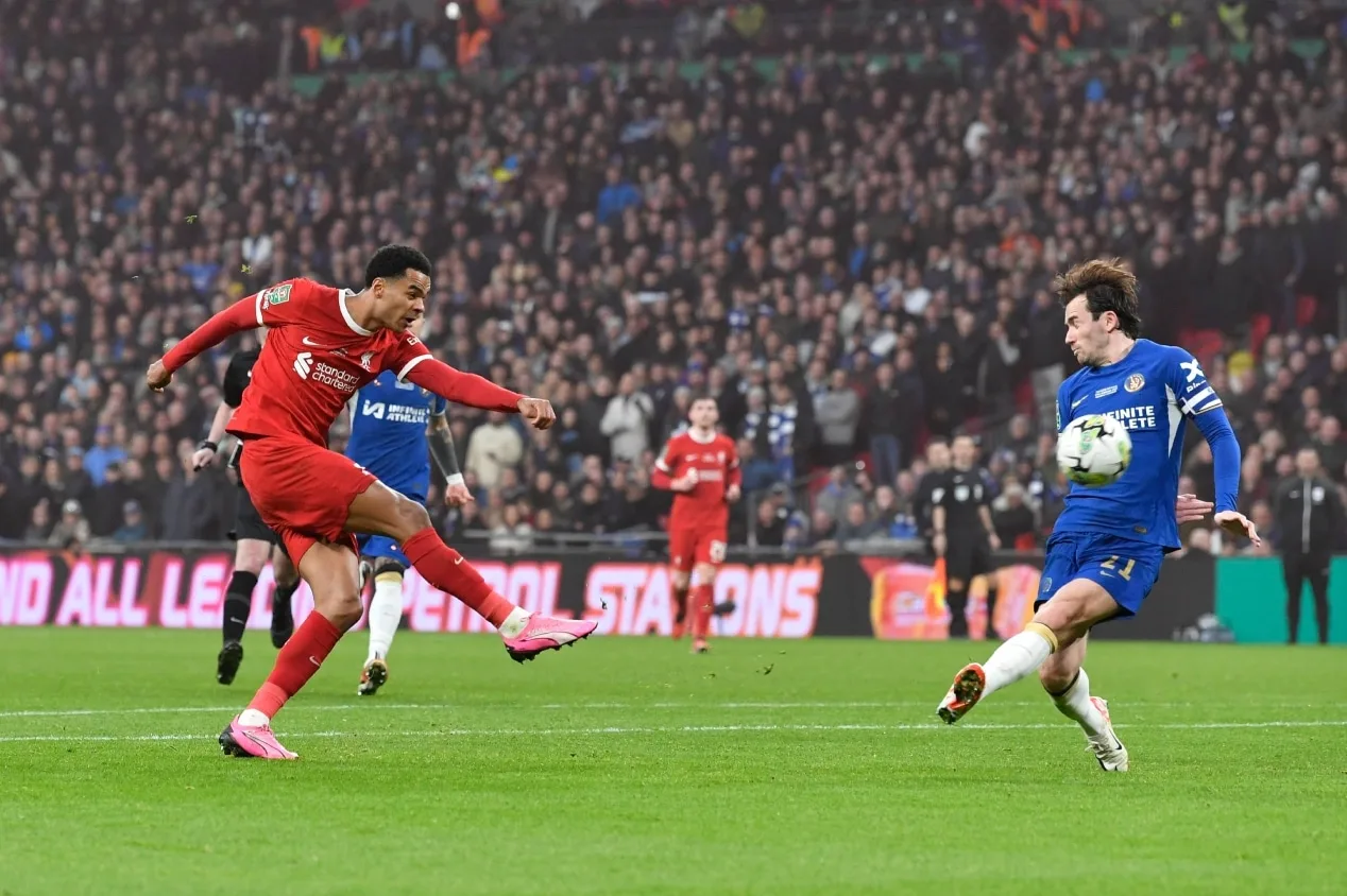Liverpool bate o Chelsea no apagar das luzes e vence a Copa da Liga Inglesa