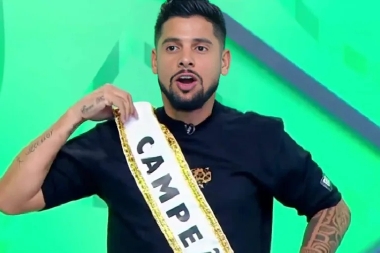 Cicinho deixa recado ao Palmeiras após título do SPFC na Supercopa