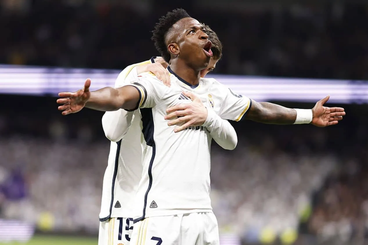 Cicinho elege top-5 dos melhores jogadores da atualidade