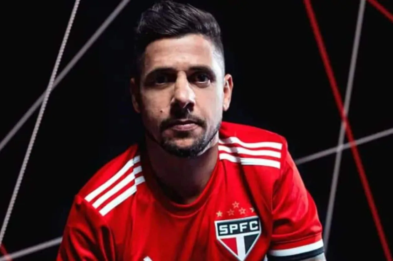 Cicinho debocha do Palmeiras e cita Mundial após título do SPFC na Supercopa