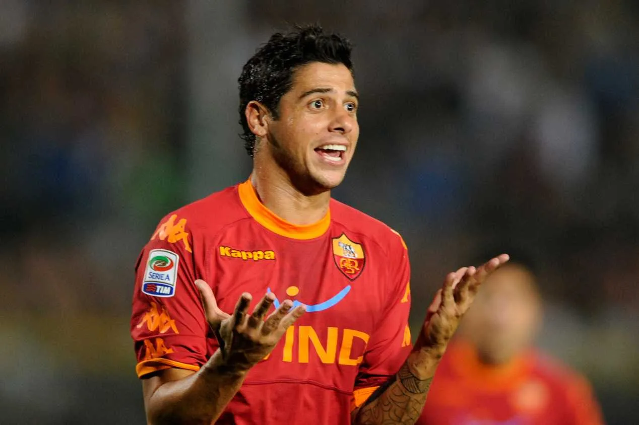 Cicinho surpreende e crava melhor zagueiro do Brasil