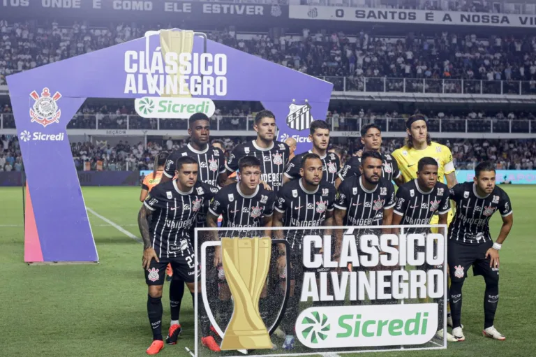 Cicinho provoca e faz projeção sobre o Corinthians: “Parece”