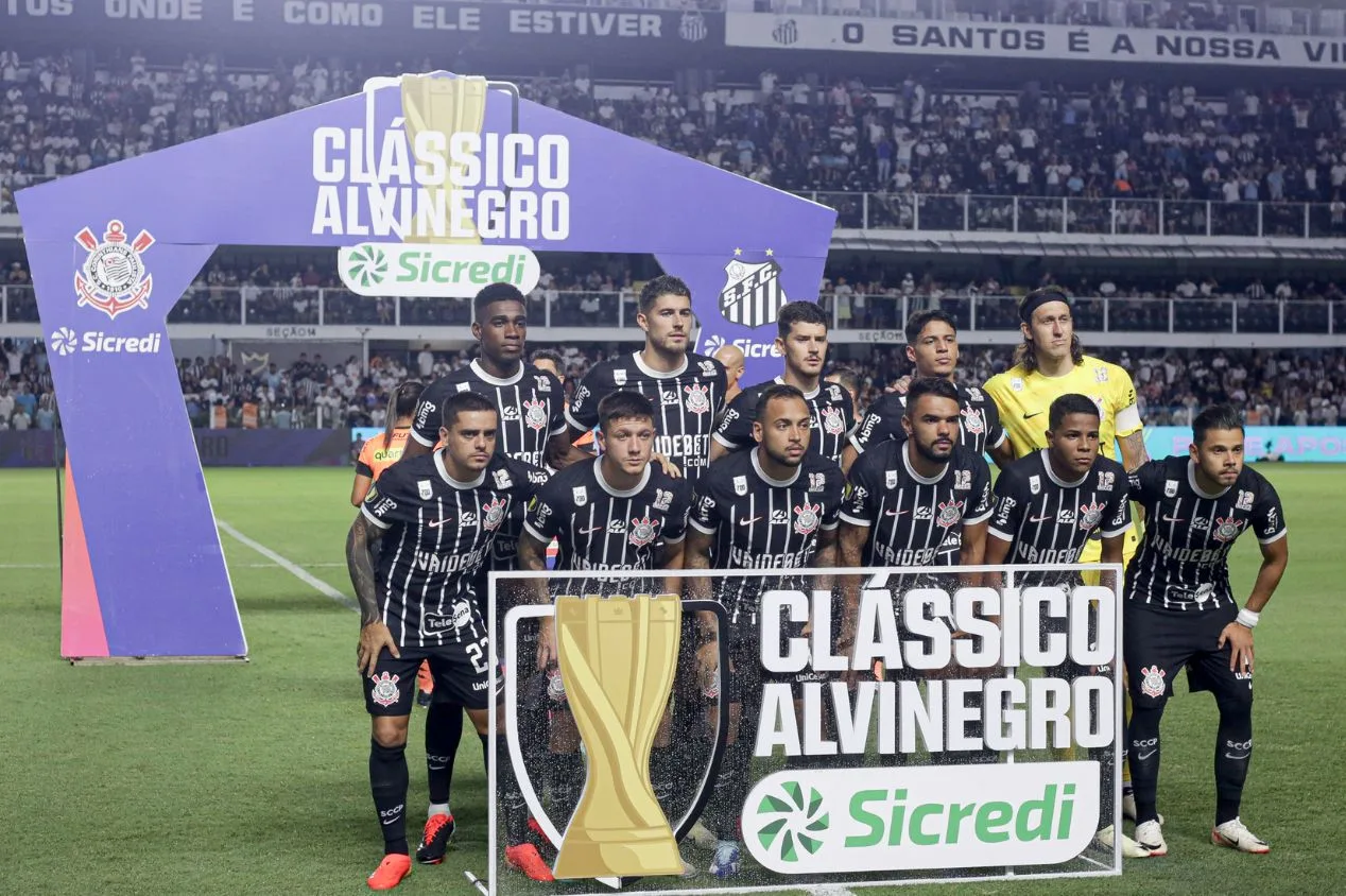 Cicinho provoca e faz projeção sobre o Corinthians: “Parece”