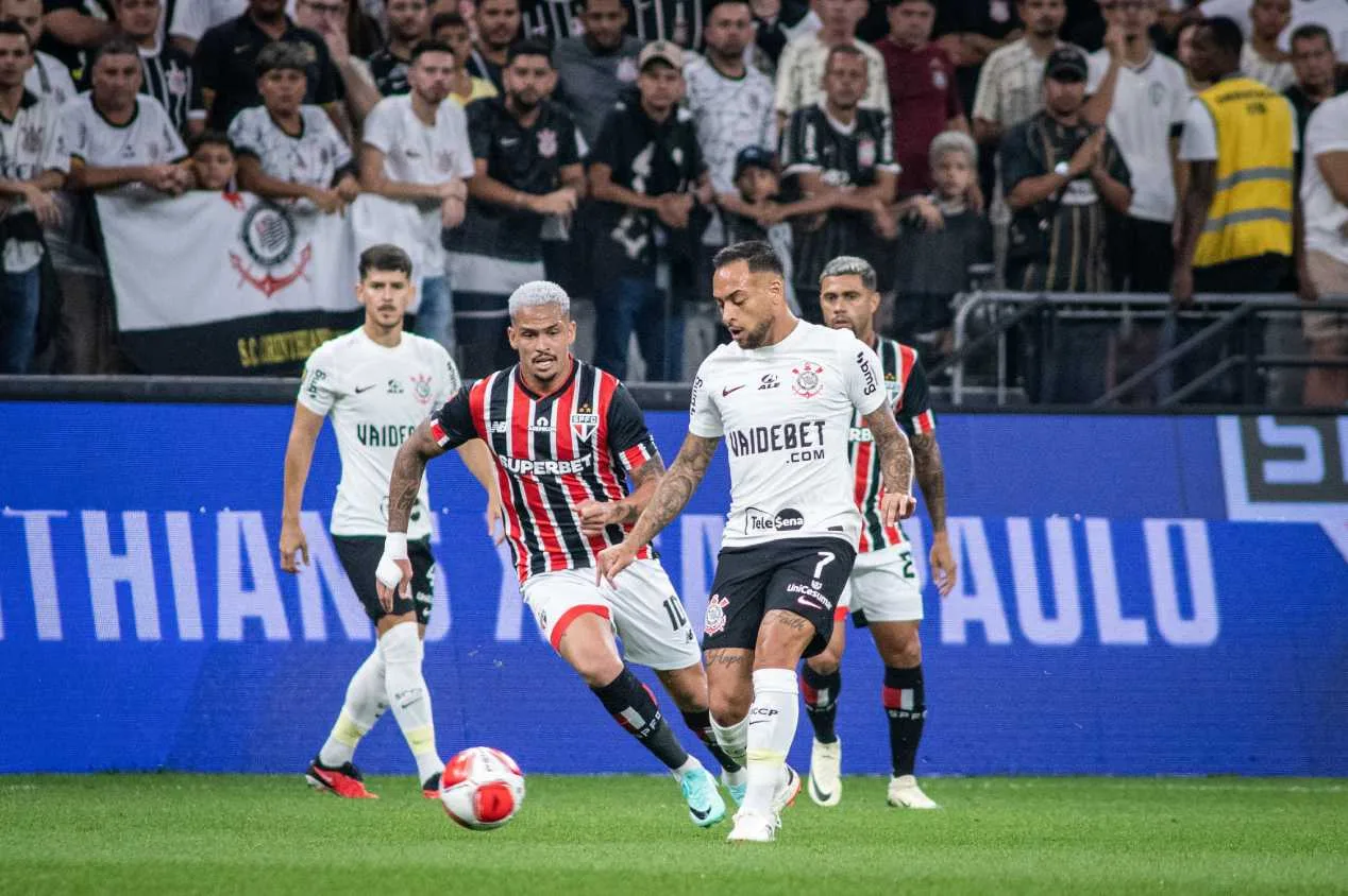 Cicinho sugere que SPFC entregue o jogo para prejudicar o Corinthians: “Depois corre atrás”