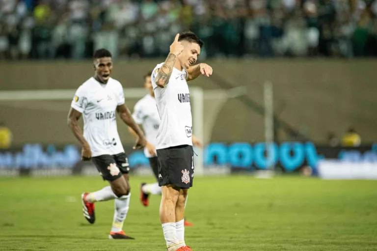 Com dois a menos e gol nos acréscimos, Corinthians arranca empate contra o Palmeiras 