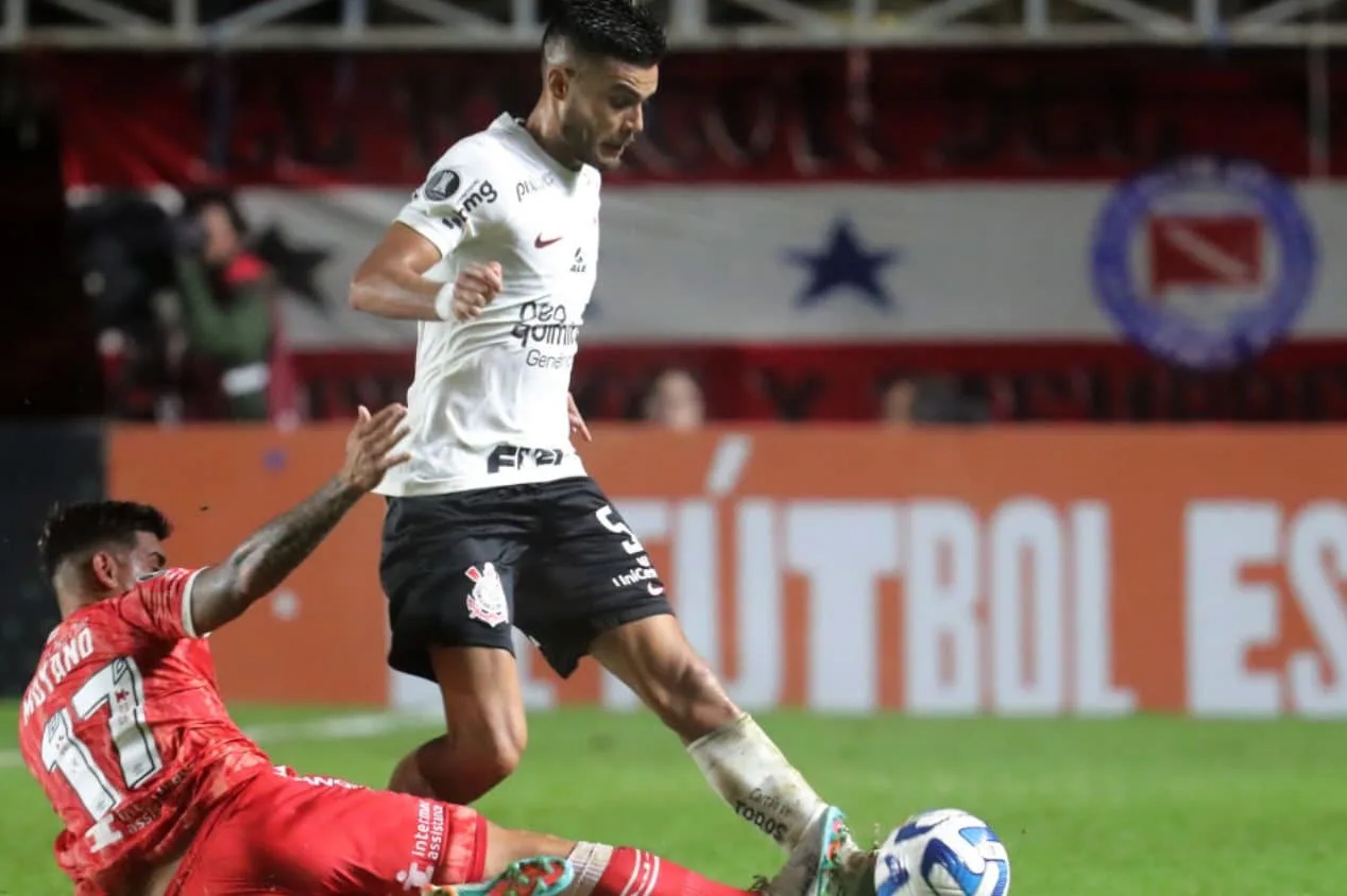 Fifa condena o Corinthians por dívida na compra de Fausto Vera; veja detalhes