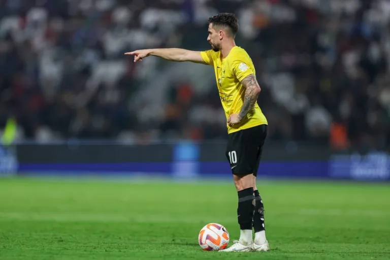 Corinthians emite nota de esclarecimento sobre salário de Coronado; confira