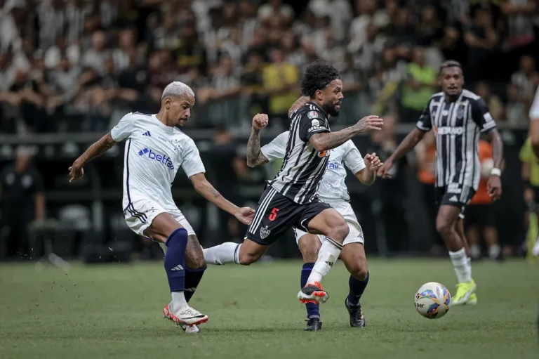 Com gols na reta final, Cruzeiro bate Atlético-MG em plena Arena MRV