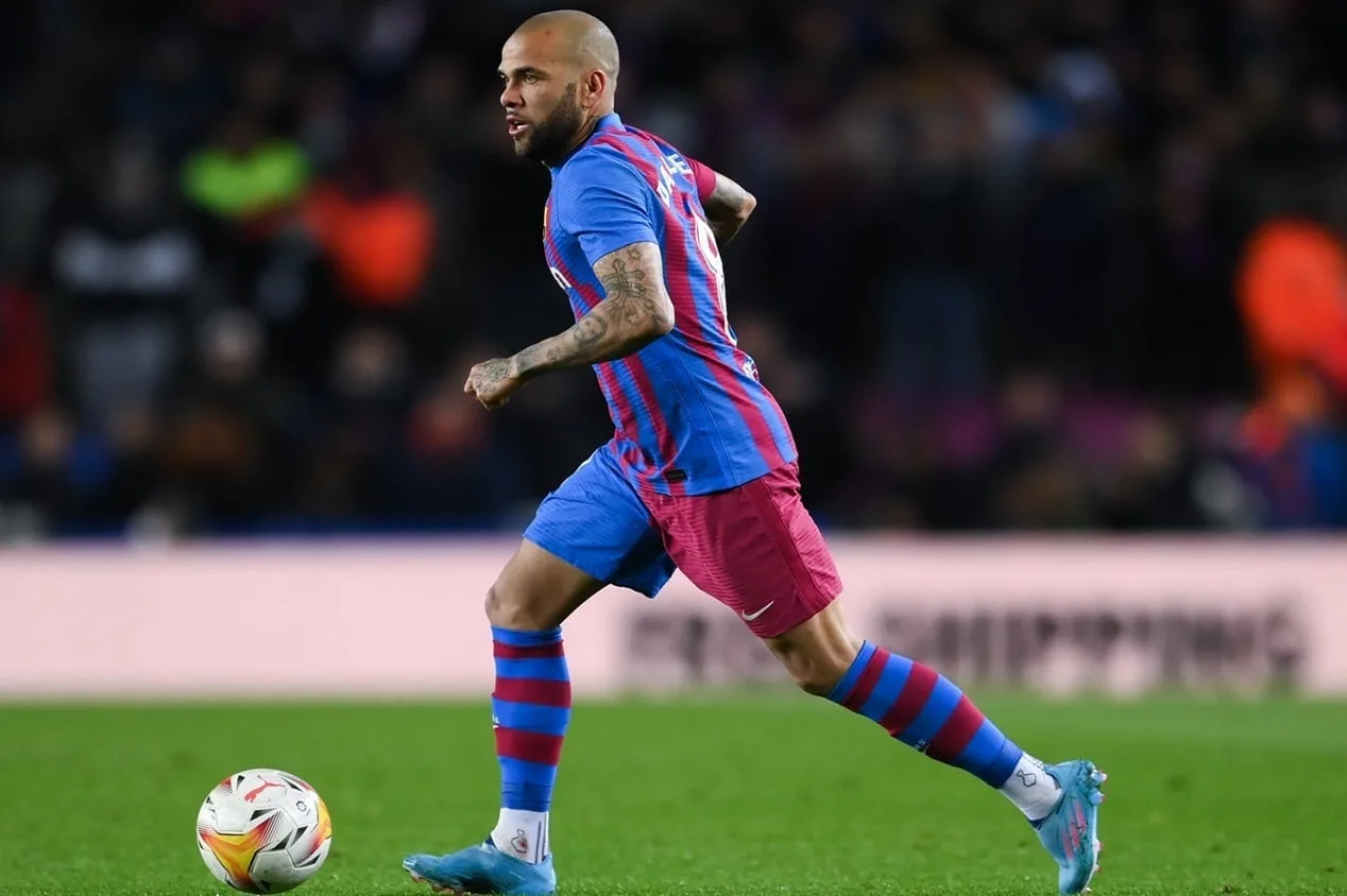 Daniel Alves é retirado da lista de lendas do Barcelona após condenação