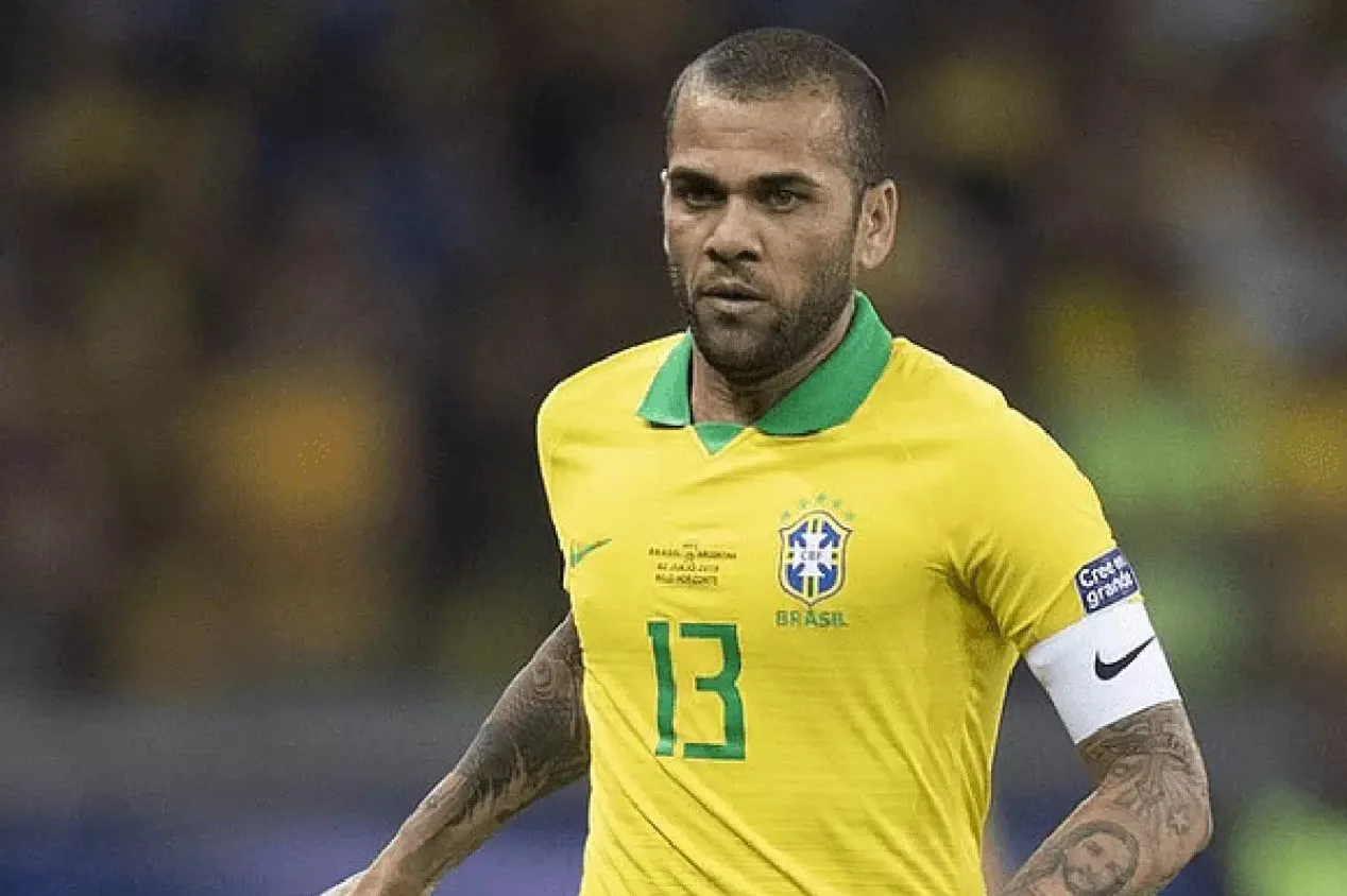Casagrande diz que Daniel Alves fugiria da Espanha e faz comparação com Robinho