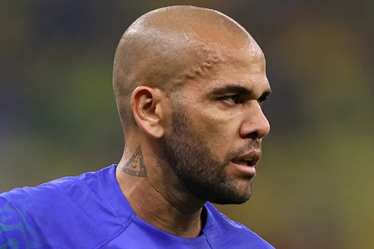 Daniel Alves é condenado a 4 anos e 6 meses de prisão na Espanha por estupro