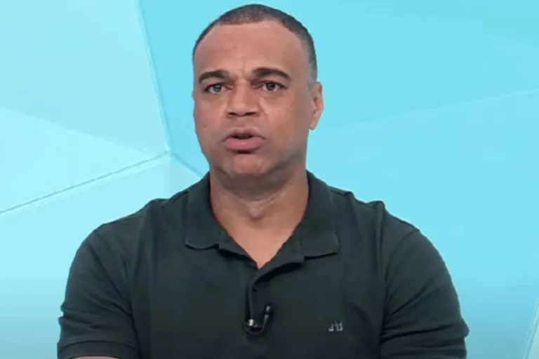 Denílson acerta renovação com a Band por três anos; veja o salário do ex-jogador