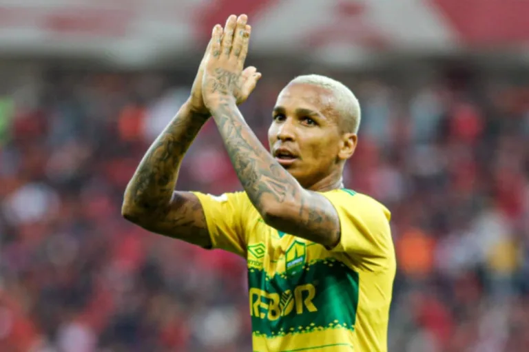 Ex-Palmeiras, Deyverson cobra respeito com dupla do Corinthians: “Craques”