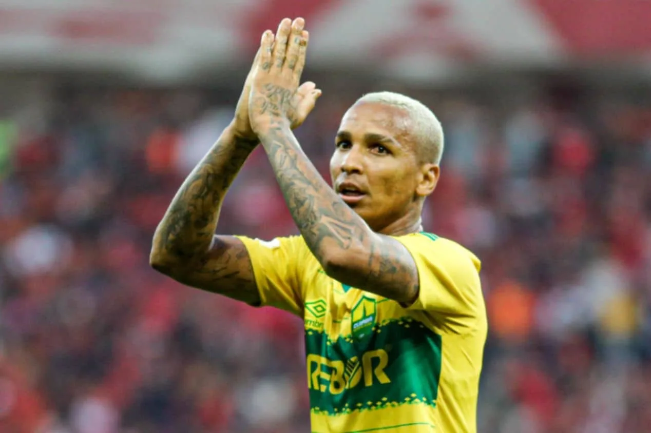 Ex-Palmeiras, Deyverson cobra respeito com dupla do Corinthians: “Craques”