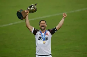 Diego Ribas critica vaias de torcedores do Flamengo a Pedro