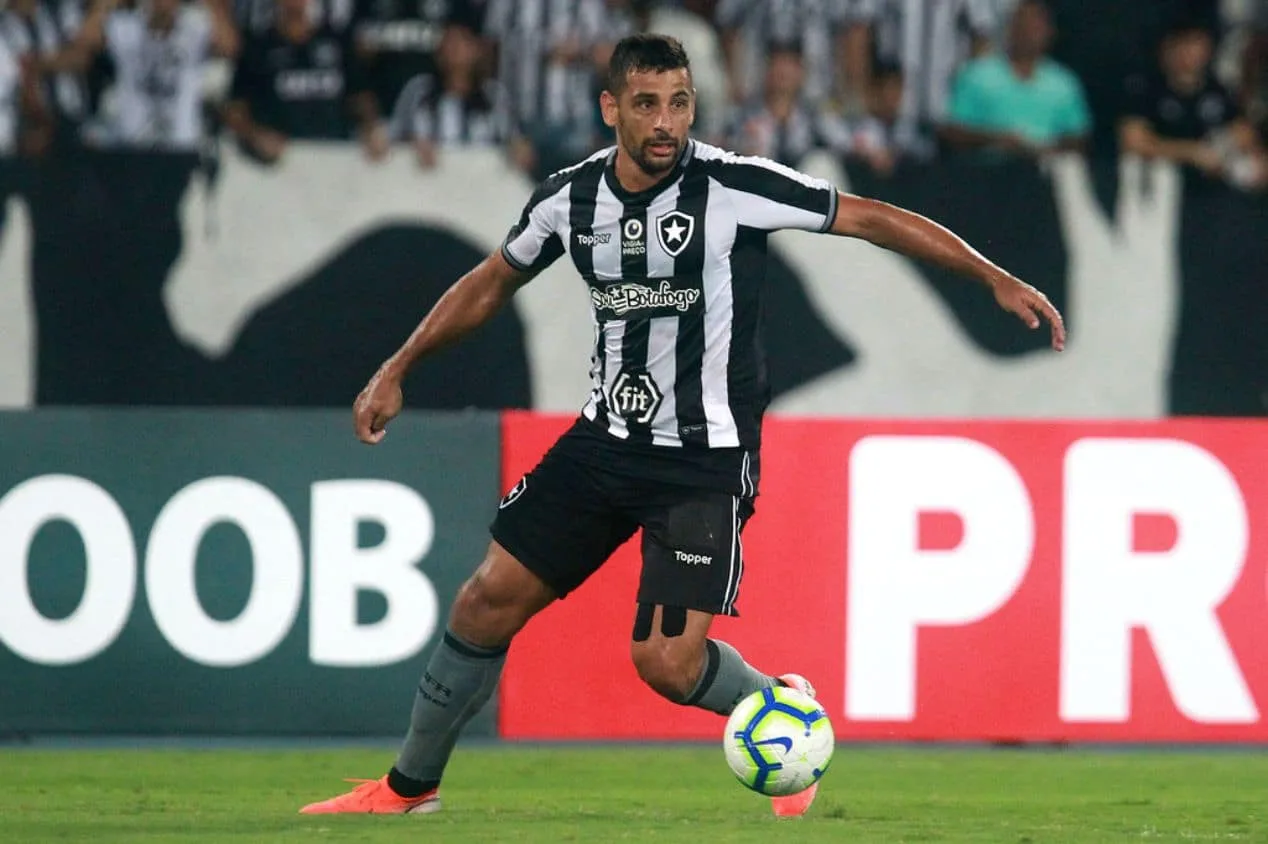 Diego Souza abre o jogo sobre treinadores no Brasil: “Tem de ser pai”