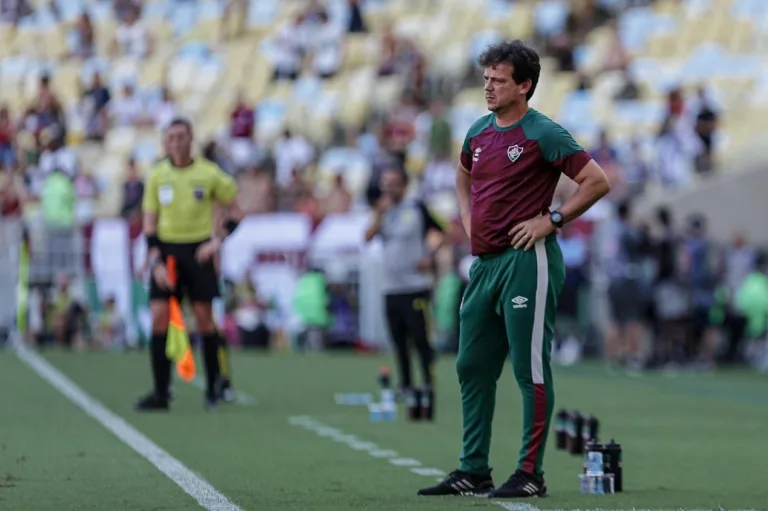 Fluminense: Diniz “poupa” arbitragem e vê “vitória justa” do Flamengo no clássico
