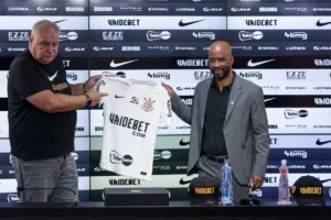 Executivo de futebol do Corinthians admite dificuldades com reforços