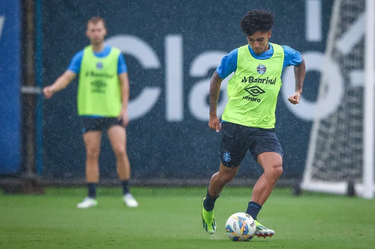 Com Du Queiroz e Pavón, Grêmio divulga relacionados para duelo contra o Santa Cruz-RS