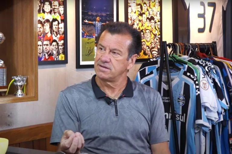 Dunga aponta ex-camisa 10 subestimado na seleção brasileira: “Não é reconhecido”