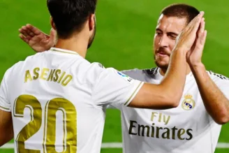 Eden Hazard cumprimenta Asensio em campo pelo Real Madrid