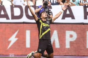 Eduardo, do Botafogo, marca golaço e recebe homenagem de diretor do clube