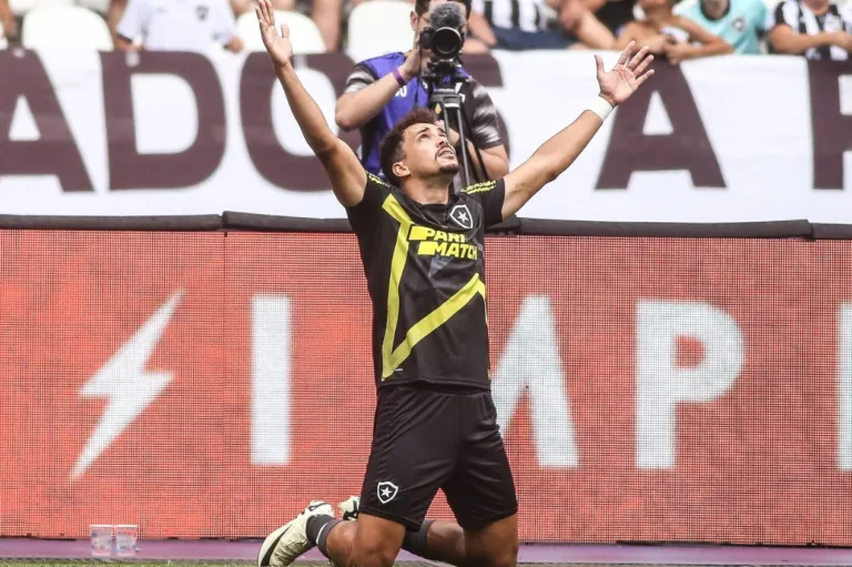Eduardo, do Botafogo, marca golaço e recebe homenagem de diretor do clube