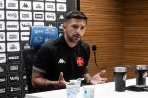 Emiliano Díaz elogia árbitro após vitória do Vasco sobre o Botafogo: “grande trabalho”