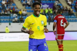 Neto “corneta” fase de Endrick na seleção brasileira: “Virando perninha”