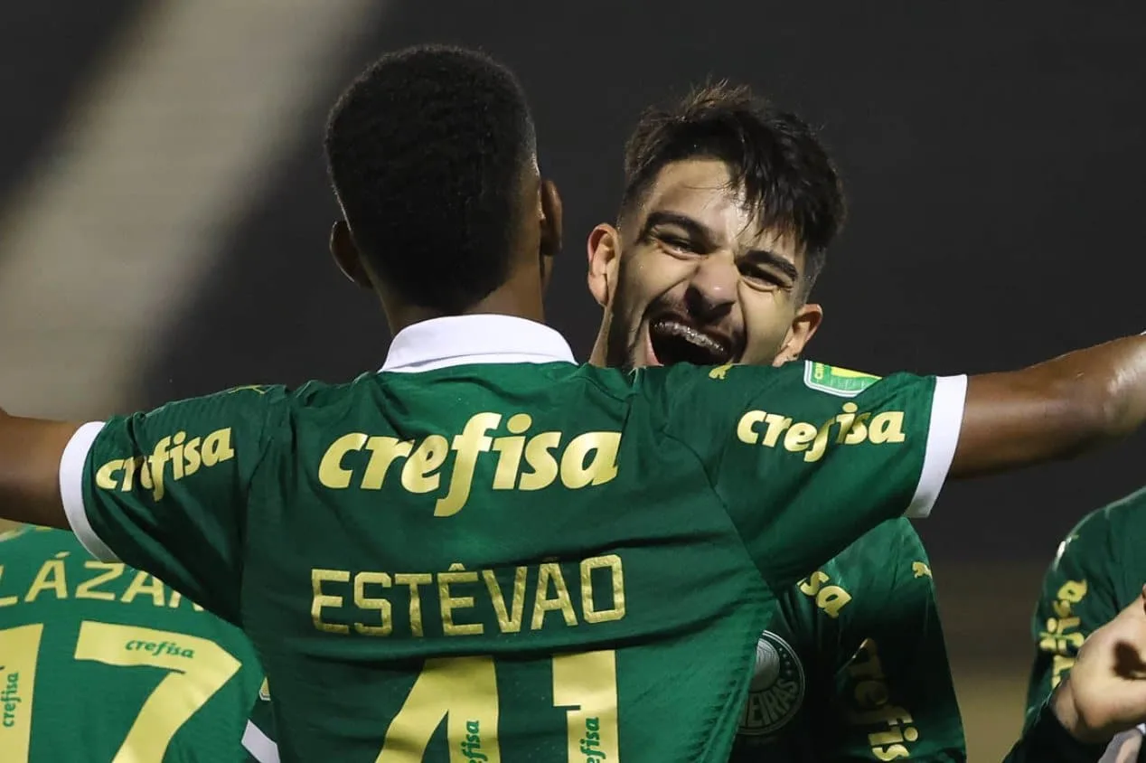 Estêvão chega à primeira assistência em quatro jogos pelo Palmeiras