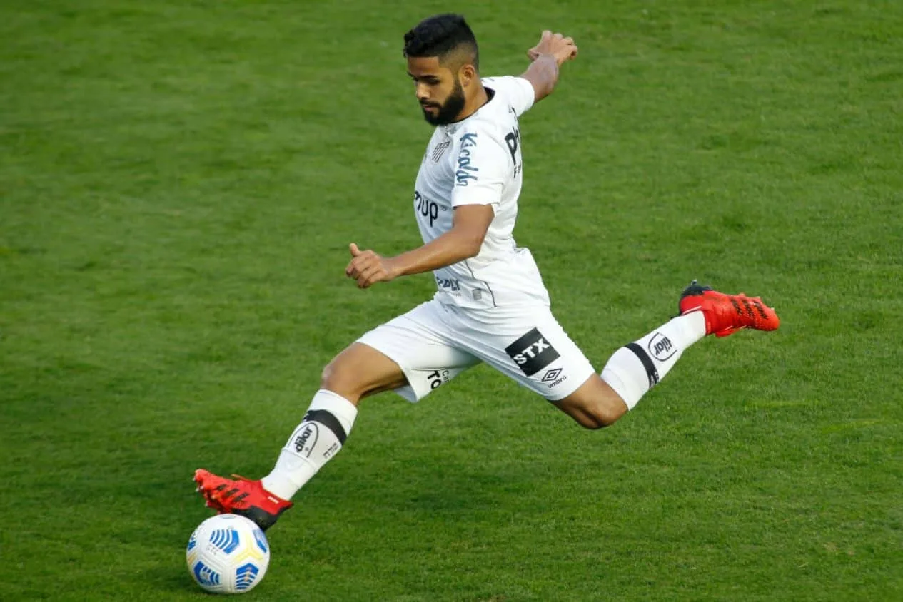 Felipe Jonatan ‘desconversa’ sobre possibilidade de título do Santos no Paulistão