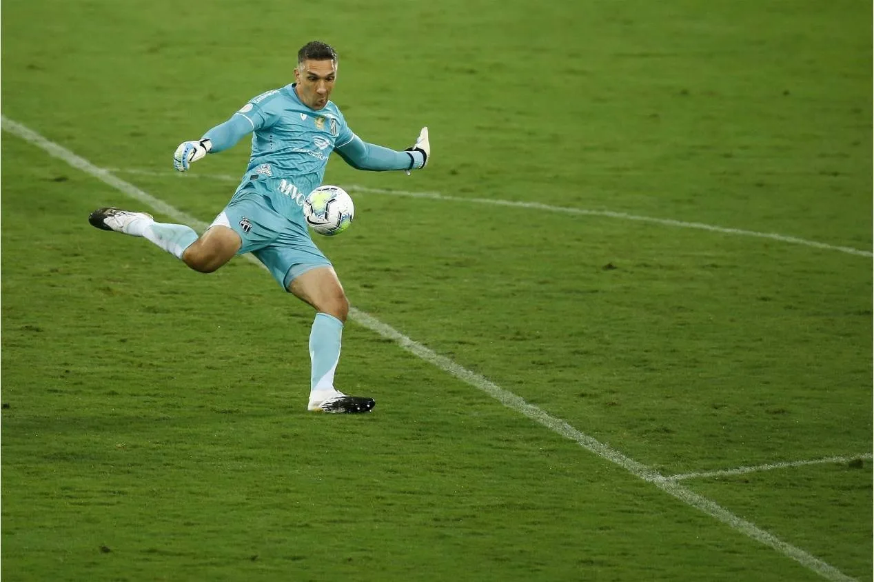 Goleiro aposentado, Fernando Prass relembra ‘veto’ à demissão de técnico: “Tá maluco”