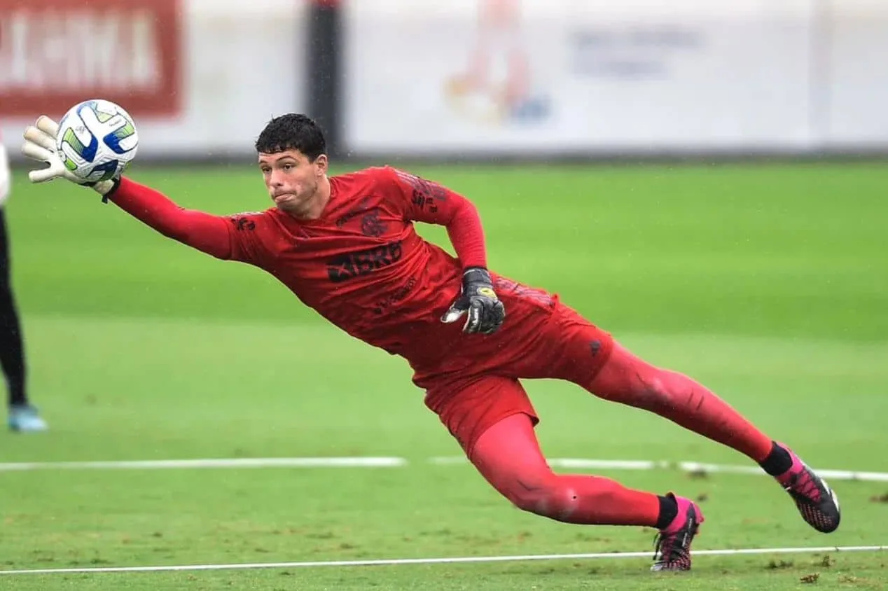 Flamengo encaminha renovação com goleiro após sondagens
